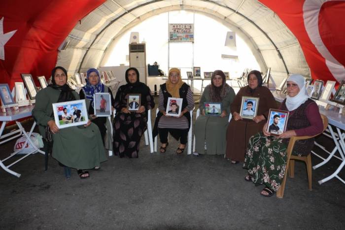 Hdp Önünde Evlat Nöbeti Tutan Aileler Çocuklarını Bekliyor