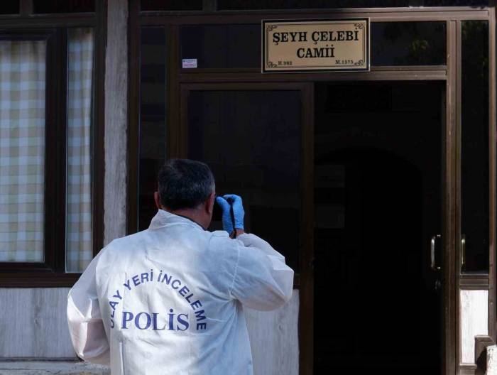 Camideki Sadaka Kutusunu Çalan Hırsızlar, Halılar Batmasın Diye Ayakkabılarını Çıkardı