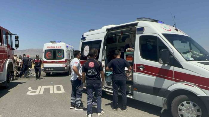 Elazığ’daki Kazada Yaralılara İlk Müdahaleyi Yapan Vatandaş Konuştu: "önce Refüje Sonra Kavşağa Vurup Takla Atmış"