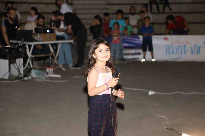 Hakkari’de Çocuk Ve Yetişkinlerin Sahne Performansı Mest Etti