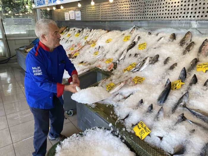 Sıcak Havalarda Balıklar Tezgahta Buzla Korunuyor