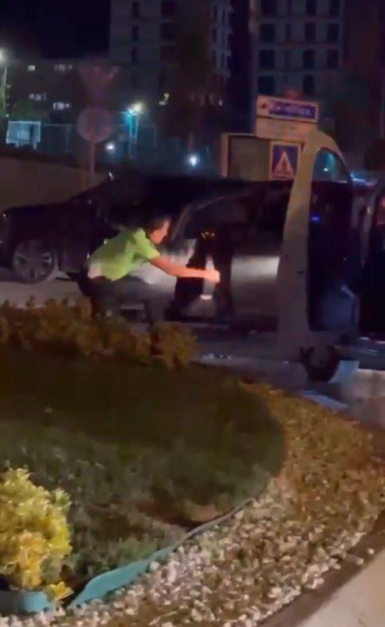 Tekme Atıp Polisin Silahını Düşüren Şüpheli Yakalandı, O Anlar Kameraya Yansıdı