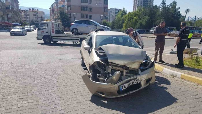 İki Otomobil Kavşakta Çarpıştı: 1 Yaralı