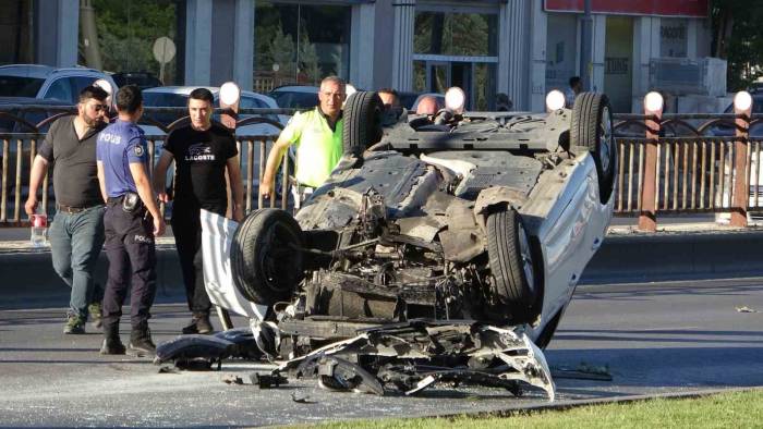 Otomobil Takla Attı, Kadın Sürücü Yaralandı