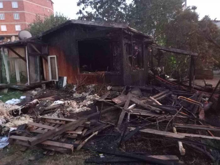 Kocaeli’de Ahşap Ev Alev Alev Yandı