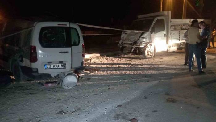 Kamyonet İle Hafif Ticari Araç Çarpıştı: 1 Ölü, 3 Yaralı