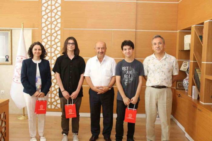 Müdür Başyiğit, Öykü Yarışmasında Derece Alan Öğrencileri Kabul Etti