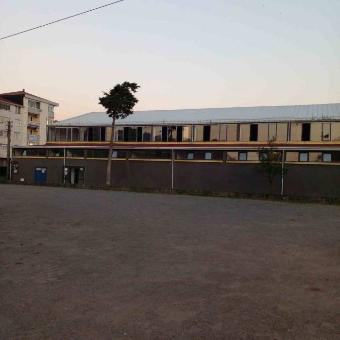 45 Yıllık Spor Salonunun Zeminin Yenilenmesini Bekliyorlar