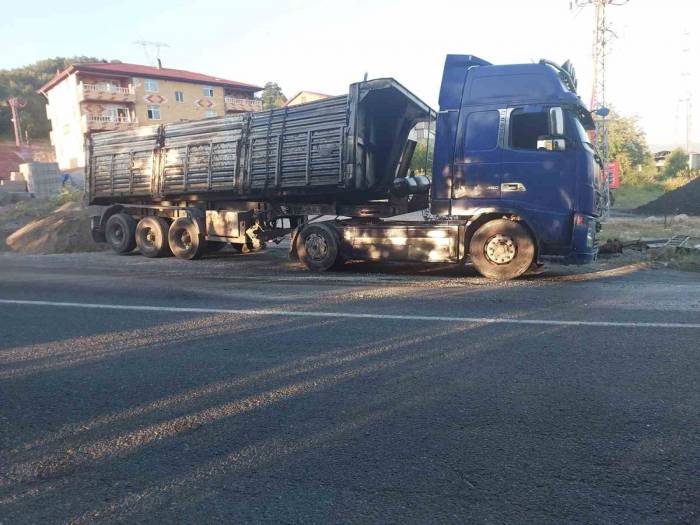 Kontrolden Çıkan Tırın Dorsesi Yan Yattı