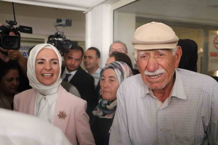 Göktaş’ı Bakan Olarak İlk Defa Karşısında Görünce Gözyaşlarına Hakim Olamadı