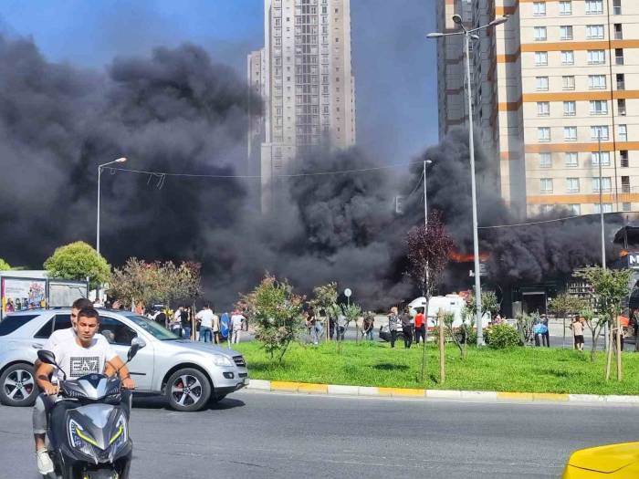 Avcılar’da Henüz Açılışı Yapılmayan Avm’nin Çatısı Alev Alev Yandı