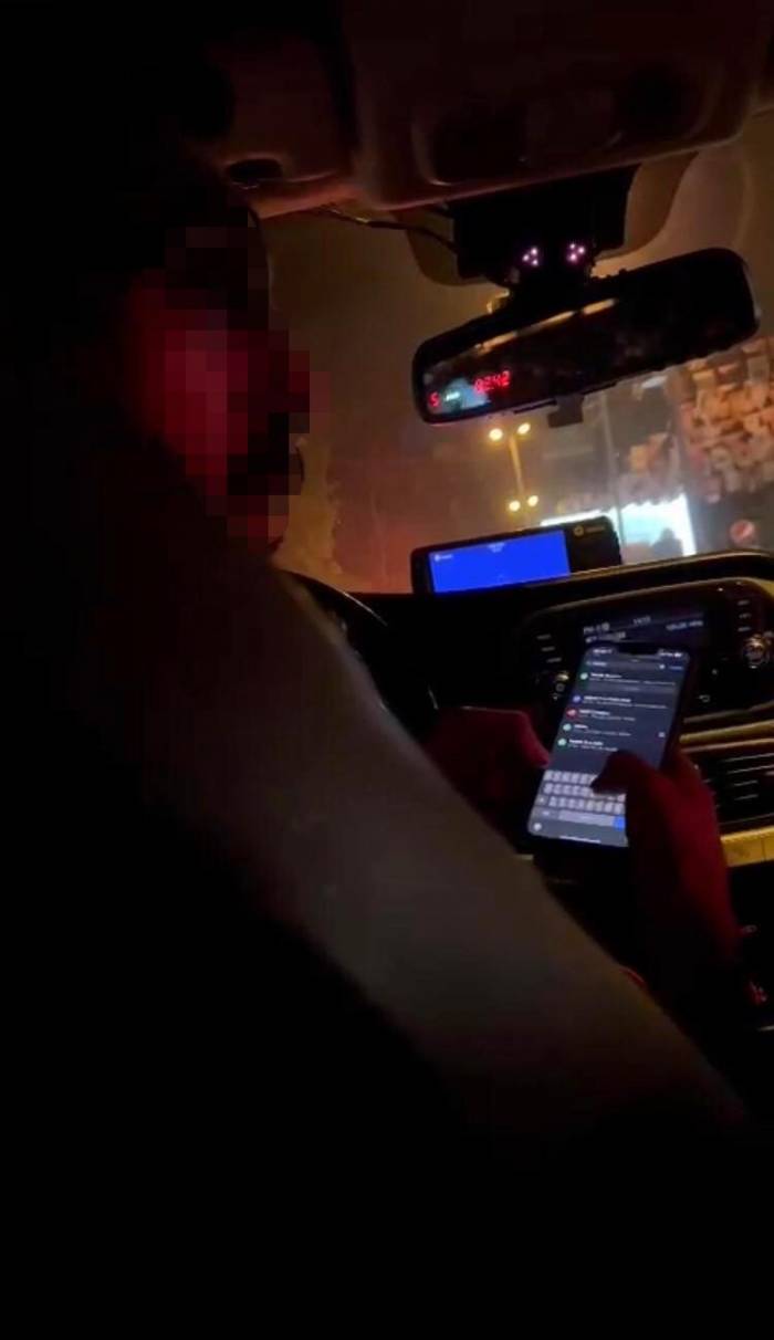 Beşiktaş’ta Müşterilerden Farklı Fiyat İsteyen Taksici Kamerada: Küfürler Ederek Turisti Kovdu