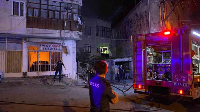 Bahçede Başlayan Yangın İş Yerine Ve Arabaya Sıçradı
