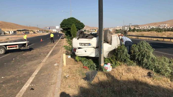 Elazığ’da Aydınlatma Direğine Çarpan Otomobil Takla Attı: 4 Yaralı