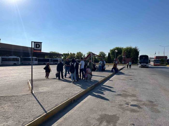 Otobüs Durağının Taşındığı Yerde Oturacak Alan Bulunmaması Tepki Çekti