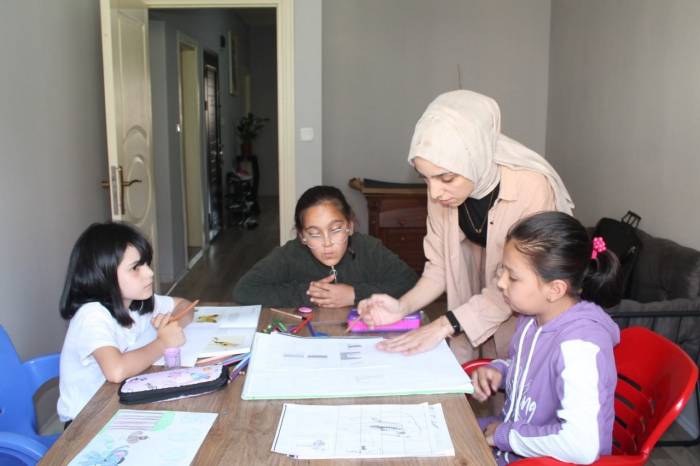 Hayallerinden Vazgeçmeyen Genç Eğitimci Kendi Kurduğu Sanat Atölyesinde Öğrencilerine Işık Oluyor