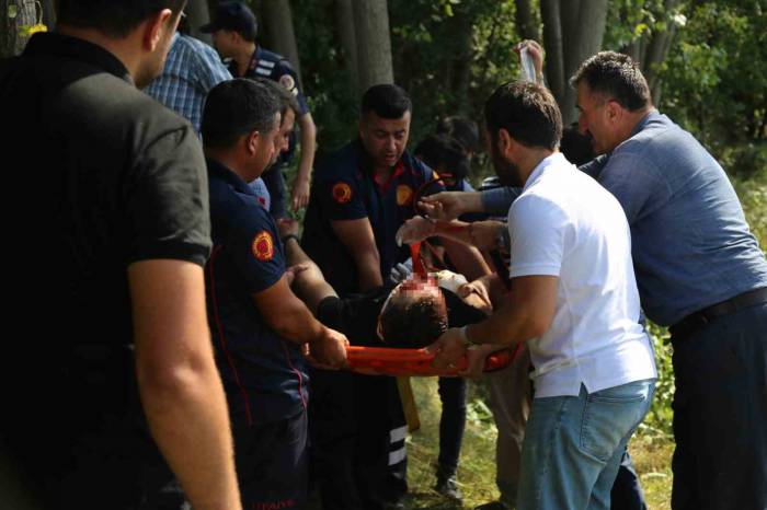 Minibüs Şarampole Uçtu, Sıkışan Sürücüyü İtfaiye Kurtardı