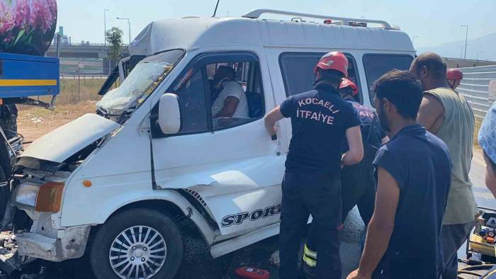 Minibüs Su Tankerine Çarptı: Sıkışan Sürücü Aracın Kapısı Kesilerek Çıkartıldı