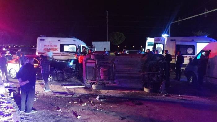 Van’da Otomobil İle Hafif Ticari Araç Çarpıştı: 2 Hafif Yaralı