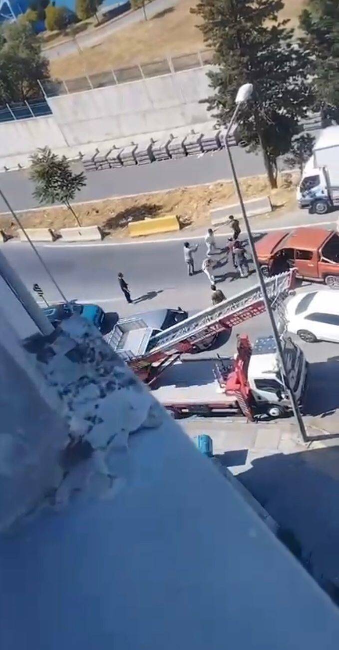 Kağıthane’de Trafik Kavgası Kamerada: Tek Yumrukla Yere Serdi