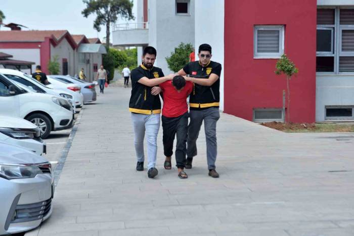 Cam Kırıp Altın Kolyeyi Çaldı, Polisten Kaçamadı