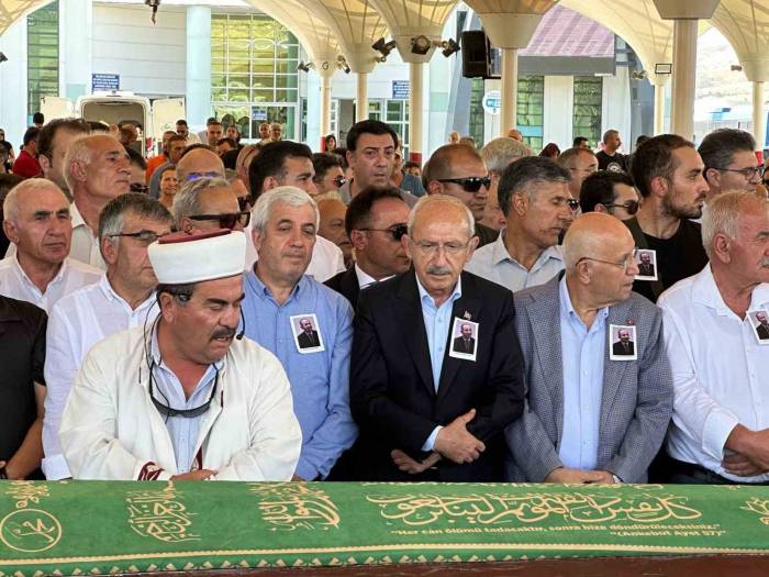 Chp İlçe Kongresinde Vefat Eden Faruk Özdemir Toprağa Verildi