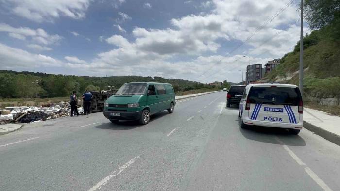 Arnavutköy’deki Kazada 2 Kişi Yaralandı: İlk Müdahaleyi Eğitime Giden Arama Kurtarma Ekibi Yaptı