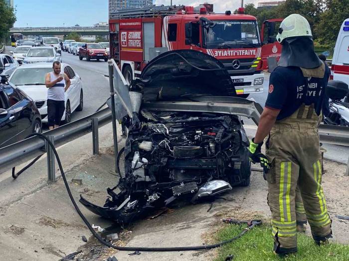 Ataşehir’de Lüks Cip Bariyerlere Ok Gibi Saplandı