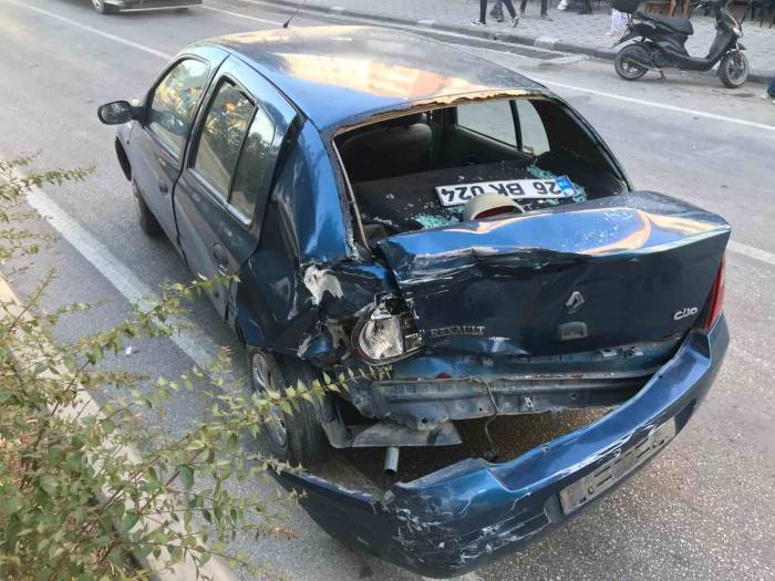 Bilecik’te Minibüs İle Otomobilin Çarpışması Sonucu 2 Kişi Yaralandı