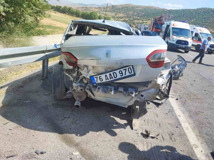 Otomobille Minibüs Çarpıştı: 5 Yaralı
