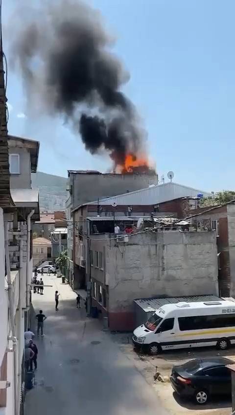 4 Katlı Binanın Çatı Katı Alev Alev Yandı