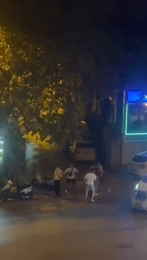 Yan Bakma Kavgasında Cadde Boks Ringine Döndü