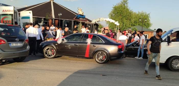 Bahşiş Almak İsterken Gelin Arabasının Altında Kaldı