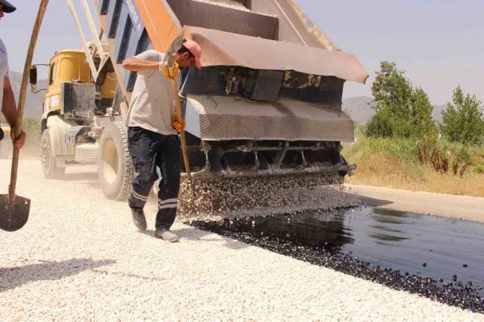 Elmalı-akçay Grup Yolunda Sathi Asfalt Çalışması Başladı