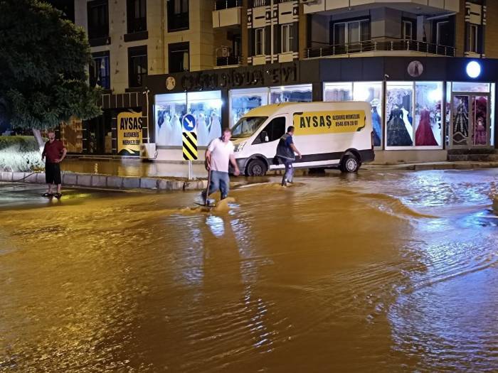 İzmir’de Hareketli Gece: Ana Boru Patladı, 2 Mahalleyi Su Bastı