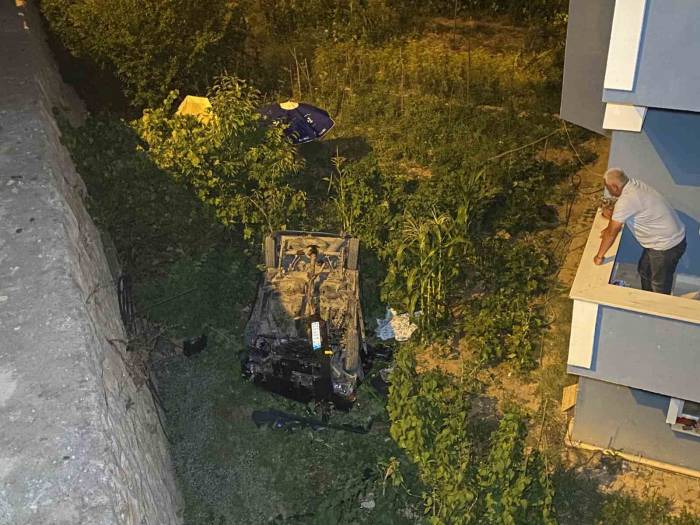 Kontrolden Çıkan Araç 7 Metrelik İstinat Duvarından Bahçeye Uçtu: 1 Yaralı