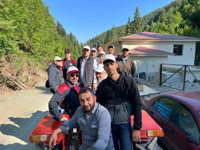 Türkülere Konu Olan Ilgaz Dağı’nın Zirvesinde Dev Türk Bayrağı Dalgalandırıldı