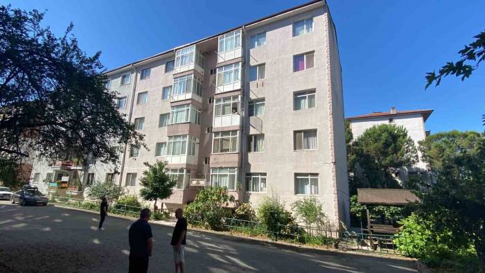 Evine Balkondan Girmeye Çalıştı, 5. Kattan Düştü