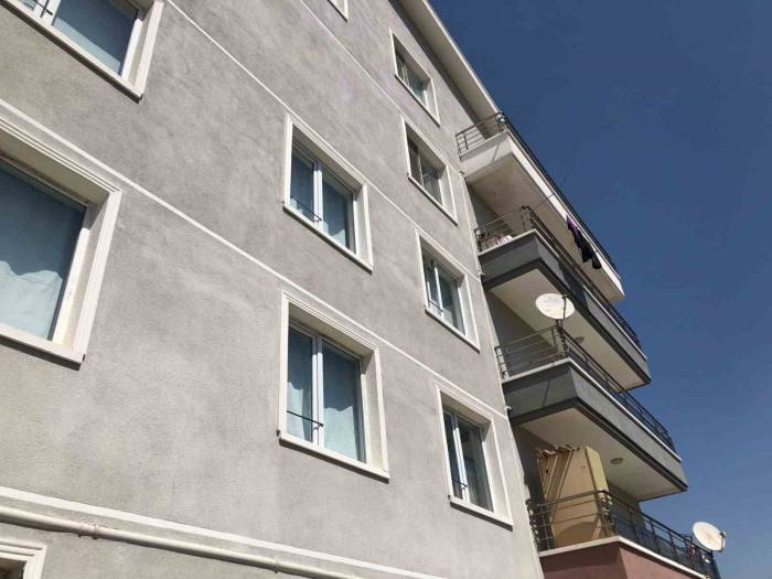 Pencereden Düşen 2 Yaşındaki Kız Çocuğu Hayatını Kaybetti