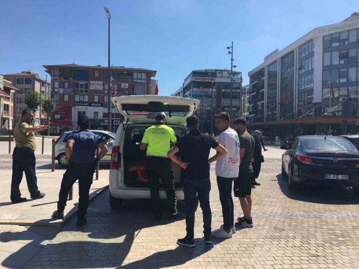 Tekirdağ’da Motosikletli Kurye Yayalara Çarptı: 3 Yaralı