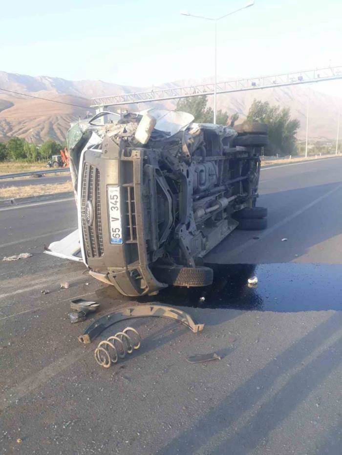 Minibüs Elektrik Direğine Çarptı: 1 Yaralı