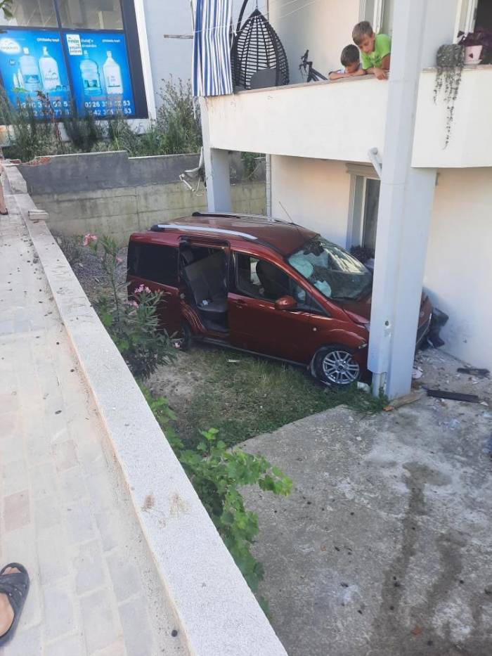 Yalova’da Kontrolden Çıkan Kamyonet Binaya Çarptı