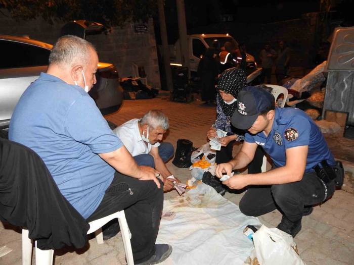 Kilis’te 13 Kamyonet Çöp Çıkan Evde Para Ve Altın Bulundu