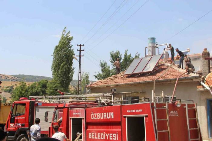 Tandırdan Sıçrayan Alevler İki Ev Ve Samanlığı Yaktı