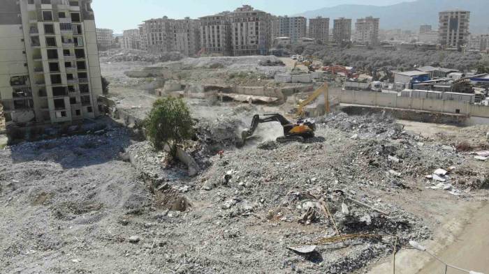 Yüzlerce Kişiye Mezar Olan Rönesans Rezidans’ın Son Bloğu Da Yıkıldı