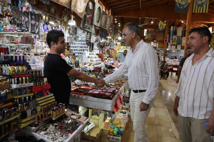 Belediye Başkanı 45 Dereceyi Bulan Sıcakta Esnafı Gezdi