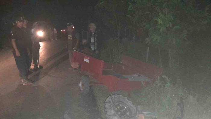 Şerit İhlali Yapan Alkollü Sürücünün Kullandığı Otomobil Tarım Aracına Çarptı, 2 Kişi Yaralandı