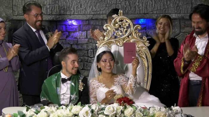 Bedensel Engelli Alihan İle Filipinli Gelinin Aşkı Engel Tanımadı