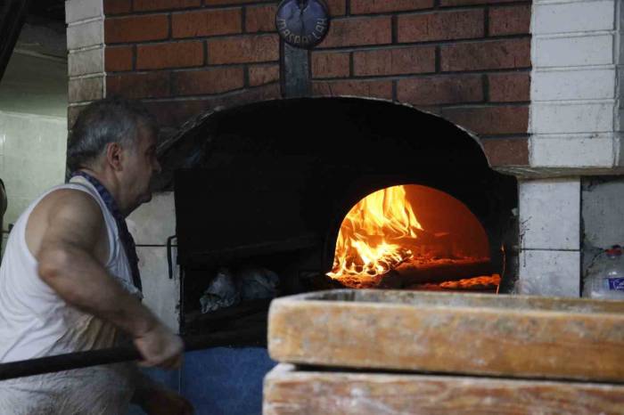 Tarihi Uzun Çarşı’nın En Eski Fırıncısı ‘eyyamı Bahur’ Sıcaklarına Rağmen Ocak Başına Geçiyor