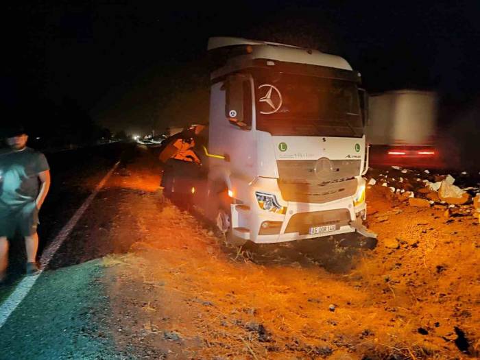 Diyarbakır’da Taş Yüklü Tır Refüje Devrildi